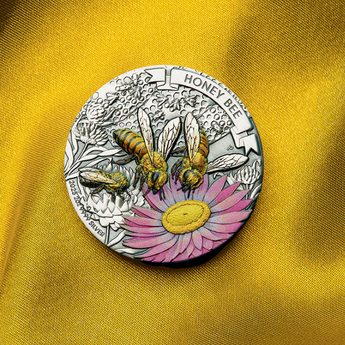 Austrálie: Honey Bee kolorovaná 2 oz Stříbra 2025 Antiqued Coin