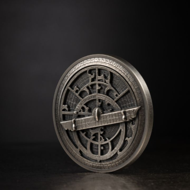 Cookovy ostrovy: Historické nástroje – Astroláb 2 unce stříbra 2023 Ultra High Relief Antiqued Coin