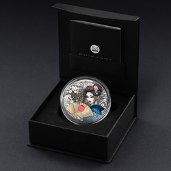 Niue: Geisha coloreada/dorada 2 oz Plata 2025 Antiqued Coin