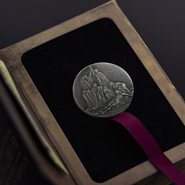 Niue: Biblical - The Dead Christ 2 uncje Srebra 2022 Proof Antiqued Coin