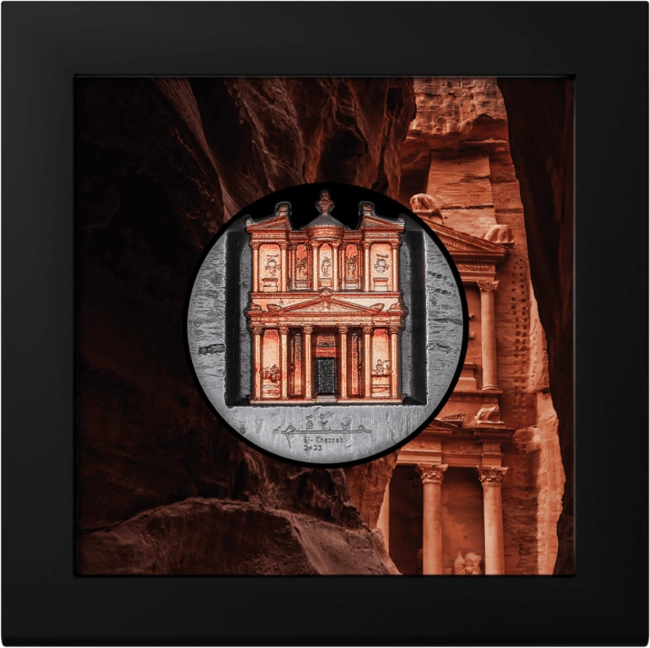 Isole Cook: Petra Al‑Khazneh colorata, 5 once d’argento, 2025, alto rilievo con finitura antichizzata.