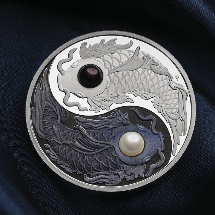 Tuvalu: Yin Yang Koi colorato 5 once d'argento 2024 Proof