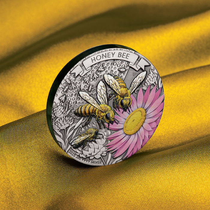 Austrálie: Honey Bee kolorovaná 2 oz Stříbra 2025 Antiqued Coin