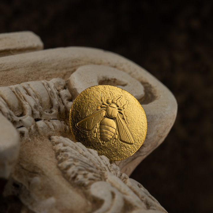 Isole Cook: Grecia antica - Ape mellifera “Efes” 0,5 grammi d'oro 2023 Moneta in seta